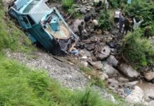 गहरी खाई में गिरी CRPF की बस, 3 जवानों की मौत, 15 घायल…