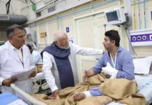 भूटान यात्रा से लौटने के तुरंत बाद पीएम मोदी पहुंचे अस्पताल, घायलों से की मुलाकात