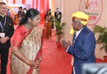 राष्ट्रपति मुर्मु ने जनजातीय समाज प्रमुखों और स्वतंत्रता संग्राम सेनानियों से की मुलाकात