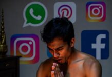 रंग-ए-व्यंग्य: मोबाइल भक्त और उनकी डिजिटल आरती (टेक्नोलॉजी पर व्यंग्य)