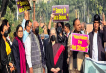 वायु प्रदूषण पर संसद परिसर में विपक्ष का जोरदार प्रदर्शन