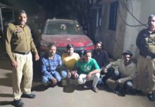 बीच सड़क आतिशबाजी और बर्थडे सेलिब्रेशन, 5 युवक गिरफ्तार