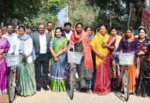 मंत्री राजवाड़े ने 30 महिलाओं को सौंपी साइकिल