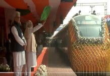 पीएम मोदी ने भारत की पहली वंदे भारत स्लीपर ट्रेन को हरी झंडी दिखाई