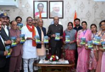 राज्यपाल ने ‘एक पेड़ मां के नाम‘ काव्य संग्रह का किया विमोचन