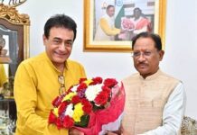 CM विष्णुदेव साय से सुप्रसिद्ध अभिनेता नीतिश भारद्वाज ने की मुलाकात