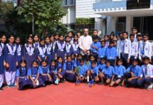 गोद ग्राम टेमरी के विद्यार्थियों ने किया लोकभवन का भ्रमण