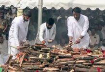 पार्थ और जय ने पिता को दी मुखाग्नि,गमगीन रहा बारामती का नजारा