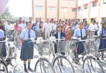 उद्योग मंत्री ने सरस्वती साइकिल योजना अंतर्गत छात्राओं को साइकिल वितरित की