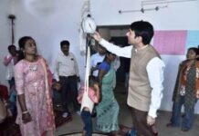 बंकेपारा आंगनवाड़ी केंद्र में कलेक्टर ने लिया वजन त्यौहार के तहत पोषण स्तर का जायजा