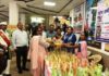 जिला कार्यालय में स्व-सहायता समूह ने लगाया हर्बल गुलाल स्टॉल