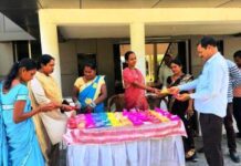 स्व-सहायता समूह की दीदियों ने कलेक्टोरेट और जिला पंचायत में लगाया प्राकृतिक रंगों से बने गुलाल का स्टॉल