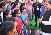 मुख्यमंत्री से मिले 140 आत्मसमर्पित नक्सली, पुनर्वास और मुख्यधारा में वापसी पर चर्चा