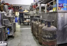 गैस संकट के बीच बड़ा कदम,अब होटल-रेस्टोरेंट्स को PNG कनेक्शन में मिलेगी प्राथमिकता गैस संकट के बीच बड़ा कदम,अब होटल-रेस्टोरेंट्स को PNG कनेक्शन में मिलेगी प्राथमिकता