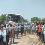 डिवाइडर से टकराकर पलटी बस, एक महिला की मौत, 22 घायल