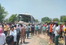 डिवाइडर से टकराकर पलटी बस, एक महिला की मौत, 22 घायल