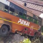 स्टेयरिंग फेल होने से बस रेलवे ट्रैक पर गिरी, 30 यात्री बाल-बाल बचे