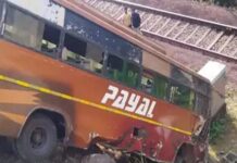 स्टेयरिंग फेल होने से बस रेलवे ट्रैक पर गिरी, 30 यात्री बाल-बाल बचे