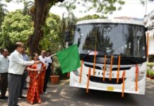 खैरागढ़ विश्वविद्यालय को नई बस की सौगात, राज्यपाल ने दिखाई हरी झंडी