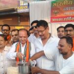 जयस्तंभ चौक पर भाजपा का जश्न, जीत पर बांटी गई झालमुड़ी