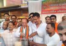 जयस्तंभ चौक पर भाजपा का जश्न, जीत पर बांटी गई झालमुड़ी