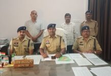 नौकरी दिलाने के नाम पर 1.5 करोड़ की ठगी, शिक्षक और क्लर्क गिरफ्तार