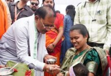 मुख्यमंत्री साय ने बच्चों को कराया अन्नप्राशन, गर्भवती महिलाओं की गोदभराई में दी शुभकामनाएं