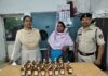 अवैध शराब बिक्री करते महिला तस्कर गिरफ्तार
