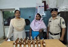 अवैध शराब बिक्री करते महिला तस्कर गिरफ्तार