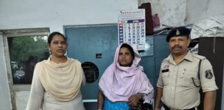 अवैध शराब बिक्री करते महिला तस्कर गिरफ्तार