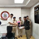लूट के आरोपी को पकड़ने में मदद करने वाले युवक का रायपुर पुलिस ने किया सम्मान