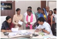 जनदर्शन में आवेदन के 24 घंटे के भीतर 8 साल से बिस्तर पर पड़ी महिला का आधार अपडेट