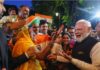 पेरिस पहुंचने पर पीएम मोदी का भारतीय समुदाय ने किया गर्मजोशी से स्वागत