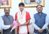 एशिया कप विजेता हॉकी खिलाड़ी अवि मानिकपुरी ने मुख्यमंत्री साय से की मुलाकात