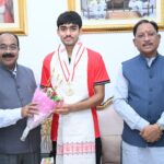 एशिया कप विजेता हॉकी खिलाड़ी अवि मानिकपुरी ने मुख्यमंत्री साय से की मुलाकात