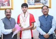 एशिया कप विजेता हॉकी खिलाड़ी अवि मानिकपुरी ने मुख्यमंत्री साय से की मुलाकात