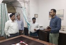 संभागायुक्त कर्मवीर शर्मा ने किया संभागीय कार्यालय का निरीक्षण