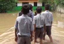 बारिश में तालाब बना स्कूल परिसर, जलभराव से बच्चों की सुरक्षा पर संकट