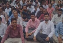 ₹57,700 मासिक मानदेय की मांग पर अड़े अतिथि व्याख्याता, उच्च शिक्षा मंत्री के बंगले का घेराव