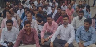 ₹57,700 मासिक मानदेय की मांग पर अड़े अतिथि व्याख्याता, उच्च शिक्षा मंत्री के बंगले का घेराव