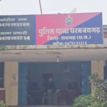 तेज रफ्तार कार की टक्कर से बाइक सवार तीन युवक गंभीर घायल, CCTV में कैद हुआ हादसा