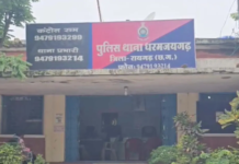 तेज रफ्तार कार की टक्कर से बाइक सवार तीन युवक गंभीर घायल, CCTV में कैद हुआ हादसा
