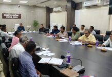 सुकमा में राजस्व कार्यों की समीक्षा, कलेक्टर ने डिजिटल क्रॉप सर्वे और लंबित मामलों के जल्द निपटारे के दिए निर्देश