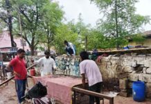 खुले में मांस-मटन बेचने वाली दुकान पर निगम की कार्रवाई