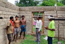 दुर्गम गांवों तक बाइक से पहुंचे जनपद सीईओ, विकास कार्यों का लिया जायजा