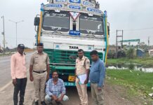 फर्जी नंबर प्लेट लगाकर स्पंज आयरन से भरा ट्रक बेचा, दो आरोपी गिरफ्तार; 15 लाख का मशरूका जब्त