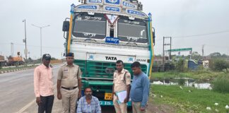 फर्जी नंबर प्लेट लगाकर स्पंज आयरन से भरा ट्रक बेचा, दो आरोपी गिरफ्तार; 15 लाख का मशरूका जब्त