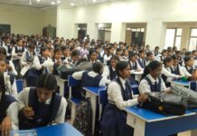 रायपुर पुलिस का ‘छात्र-छात्राओं से संवाद’ अभियान शुरू, छात्राओं को सुरक्षा के प्रति किया जागरूक