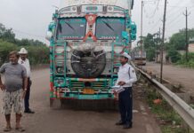 हीरापुर–रिंग रोड-2 मार्ग पर दूसरे दिन भी कार्रवाई, सड़क किनारे खड़े ट्रक-ट्रेलरों पर चला अभियान
