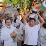 स्मार्ट मीटर और बढ़े बिजली बिल के विरोध में कांग्रेस का प्रदर्शन, मीटर तोड़े और बिल जलाए